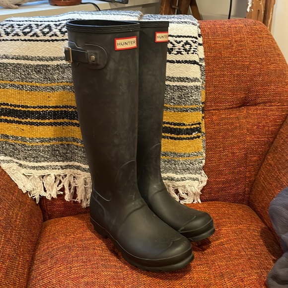 Hunter Original Tall Rain boots in matte black Size 8 with gray boot warmers. - Picture 2 of 6
